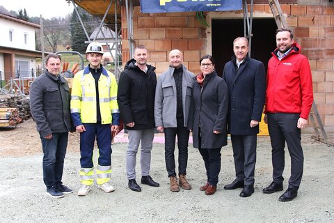 Landesrat Leonhard Schneemann, Bürgermeister Roman Jandrisevits mit der Vertreterin und den Vertretern von SOWO - So Wohnt Burgenland GmbH, der Firma Porr und der Volkshilfe.