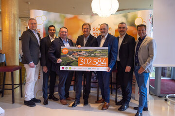 Präsentierten gemeinsam Nächtigungsrekord und Ausbaupläne: (v.l.) Ing. Christian Hofstädter (Landesimmobilien Burgenland), Stephan Sharma, CEO Burgenland Energie, LAbg. Bgm. Roman Kainrath, Werner Cerutti, Geschäftsführer Sonnentherme, Landeshauptmann Hans Peter Doskozil, Landesrat Heinrich Dorner, Didi Tunkel, Geschäftsführer Burgenland Tourismus.