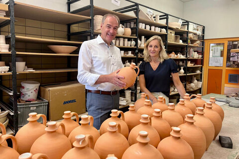 Wirtschaftslandesrat Dr. Leonhard Schneemann besuchte die Ceramico GmbH in Stoob, wo der neue Ceramico Campus entsteht.