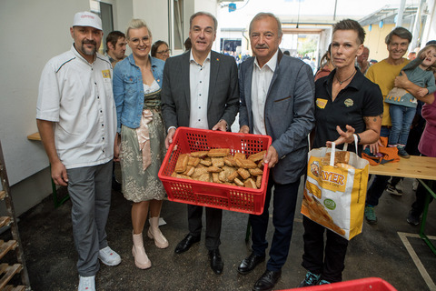 Landesrat Dr. Leonhard Schneemann bei seinem Besuch beim Tag der offenen Backstube bei der Bäckerei Bayer in Wolfau