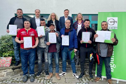 Landesrat Dr. Leonhard Schneemann (2. Reihe, 2. v.l.), IV Burgenland-Geschäftsführerin Dr.in Ingrid Puschautz-Meidl (2. Reihe, 3. v.l.), WIFI Burgenland-Leiter Dr. Harald Schermann (2. Reihe, 2. v.r.) und AMS-Landesgeschäftsführerin Mag.a Helene Sengstbratl (2. Reihe, r.) gemeinsam mit den sieben Absolventen der Fachkräfte-Offensive im Bereich Bauwesen;