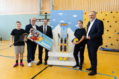 Sport-Austria-Präsident Landeshauptmann a.D. Hans Niessl (2.v.l.), Wirtschaftskammer Burgenland Präsident Andreas Wirth (3.v.l.), Landeshauptmann Hans Peter Doskozil (rechts im Bild) mit Jugendlichen der Mittelschule Siegendorf.