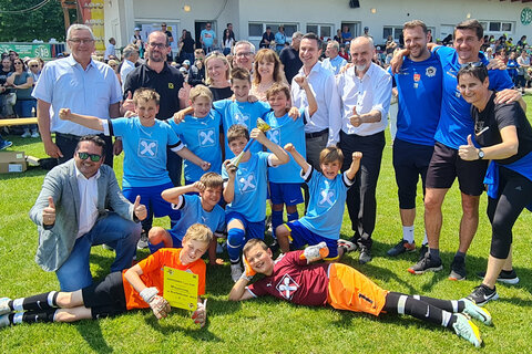 Breitenbrunns Bürgermeister Helmut Hareter, Siegendorfs Bürgermeisterin LAbg. Rita Stenger, Klubobmann Robert Hergovich und Bildungsdirektor Heinz Josef Zitz freuten sich mit Wimpassings Bürgermeister Ernst Edelmann und den Kids der VS Wimpassing, die das Eisenstädter Bezirksfinale des SUMSI Cup für sich entschieden.