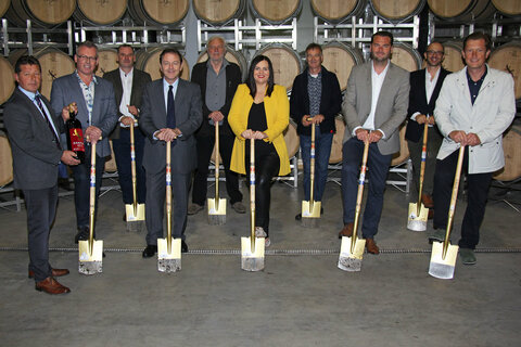 Spatenstich für das neue Zantho Betriebsgebäude: Geschäftsführer Wolfgang Peck, NR DI Nikolaus Berlakovich, Präsident Landwirtschaftskammer Burgenland, Winzer Josef Umathum, LH-Stellvertreterin Mag.a Astrid Eisenkopf und Obmann Franz Sattler