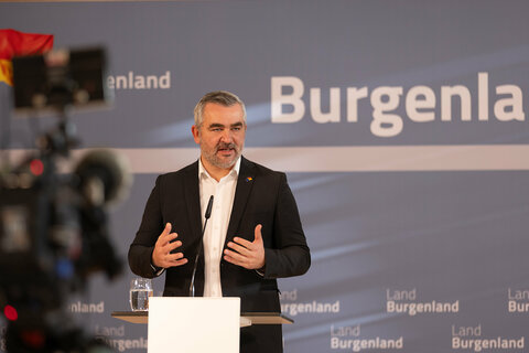 Landesrat Heinrich Dorner spricht bei der Pressekonferenz.