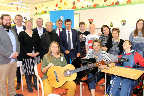 Heimleiter Robert Vidam, OSG-Obmann Alfred Kollar, Franz Schneider, Obmann des Vereins „Wir leben“, „Rettet das Kind“-Präsident Karl Semlitsch, Walter Paulhart, Generalsekretär von „Rettet das Kind“ Österreich, und Soziallandesrat Christian