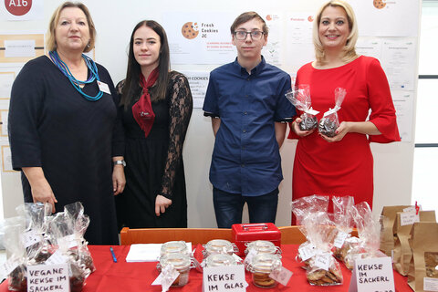 Gute Geschäfte mit Keksen & Co.: LRin Mag.a Daniela Winkler und (Bild 5, 1.v.l.) Direktorin OStR.in Mag.a Johanna Dorner-Resch) beim Besuch der Übungsfirma „Fresh Cookies Junior Company“ der SchülerInnen des 2. Jahrgangs der BHAK/HAS Eisenstadt