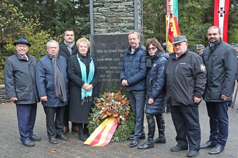 Ernst Feldner (Präsident des ÖKB Burgenland), 2. Landtagspräsident Rudolf Strommer, Rechnitzs Bürgermeister Martin Kramelhofer, 1. Landtagspräsidentin Verena Dunst, Landeshauptmann-Stellvertreter Johann Tschürtz, 3. Landtagspräsidentin Ilse Benkö, ÖKB Burgenland-Vizepräsident Ewald Kinelly und Landtagsabgeordneter Markus Wiesler (v.l.).
