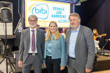 (v.l.) Markus Tuider, Organisator, Landesrätin Daniela Winkler und Bildungsdirektor Alfred Lehner auf der BIBI-Messe in Oberwart.