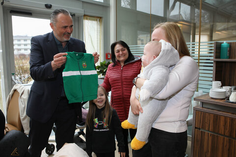 Landeshauptmann Hans Peter Doskozil bei der Übergabe von kleinen Gastgeschenken in Bad Tatzmannsdorf