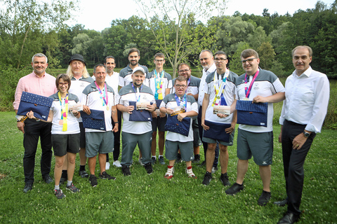 Das Land Burgenland lud die erfolgreichen Sportlerinnen und Sportler zu einem Empfang ins KOI nach Oberdorf. Am Foto: Landesrat Heinrich Dorner, Ernst Lueger, Special Olympics Burgenland-Präsident Stephan Sharma (Vorstandsvorsitzender Burgenland Energie), Sebastian Koller, Mikhail Pisanko, Thomas Nagy, Landeshauptmann Hans Peter Doskozil (hinten v.l.), Jennifer Koubek, Hans-Peter Fleck, Jürgen Horvath, Marcel Gollacz, Christian Liszt, André Kowald und Landesrat Leonhard Schneemann (vorne v.l.).