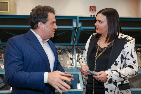 Landeshauptmann-Stellvertreterin Astrid Eisenkopf und Matthias Schroth, Direktor der Hauptabteilung für Bargeld, Beteiligungen und Interne Dienste im Rahmen eines Besuches in der OeNB, setzen sich für einen nachhaltigen Erhalt des Bargeldes und der Versorgung mit Bargeld ein