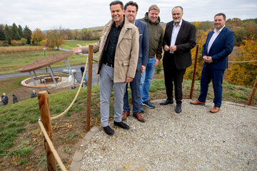 Burgenland Tourismus-Geschäftsführer Didi Tunkel, Bürgermeister Bernhard Herics, BA, MA, Mag. Nikolaus Franz Leiter der Arbeitsgruppe Archäologie Burgenland, KBB), Landeshauptmann Hans Peter Doskozil und Vizebürgermeister Werner Gabriel (v.l.) über dem neuen Hügelgräberfelder-Multimedia-Schauraum in Schandorf.