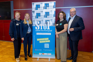 Mag.a Elke Aufner-Hergovich, Geschäftsführerin der Frauenservicestelle „Die Tür“, Frauenlandesrätin Mag.a (FH) Daniela Winkler, Tagungsorganisatorin Elisabeth Roller, BA, Projektkoordinatorin StoP Eisenstadt und StoP Mattersburg, und Eisenstadts Bürgermeister LAbg. Mag. Thomas Steiner bei der Tagung zu Gewaltprävention und Gewaltschutz.