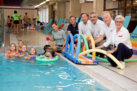 Sport-Landesrat Mag. Heinrich Dorner (3.v.r.) mit Pinkafelds Bürgermeister, 3. Landtagspräsident Mag. Kurt Maczek (4.v.r.) sowie Vertreterinnen und Vertretern der Dachverbände ASKÖ, ASVÖ und Sportunion sowie Kindern im Hallenbad Pinkafeld.