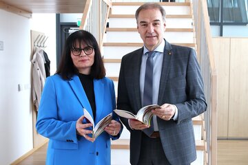 Soziallandesrat Leonhard Schneemann und Waltraud Kölly-Schranz, Leiterin der Pflege- und Sozialberatung.