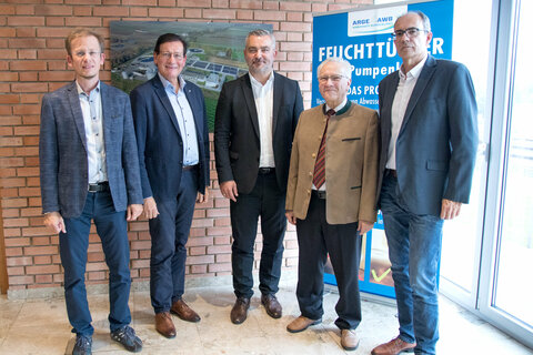 Der Geschäftsführer des Reinhaltungsverbandes Region Neusiedler See Westufer, DI Christof Giefing, WV-Wulkatal-Obmann-Stellvertreter wHR DI Gerald Hüller, Landesrat Mag. Heinrich Dorner, DI Gerhard Spatzierer und der Geschäftsführer des WV Wulkatal, Ing. Otmar Illedits, bei der Vortragsveranstaltung anlässlich des Zehn-Jahr-Jubiläums der ARGE AWB.