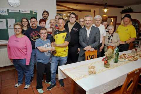 Das gesamte Team der Sportunion Wohnheim Dornau ist stolz auf Hans Peter Fleck, der in Wien zum Special Olympics-Sportler des Jahres gekürt wurde. Am Foto: Sport-Landesrat Heinrich Dorner (6.v.r.) mit Hans Peter Fleck (2. v.l., vorne) sowie den Sportlerinnen und Sportlern mit den Betreuern Sebastian Koller und Ernst Lueger.