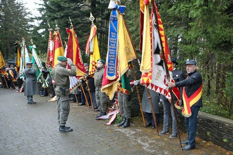 Zum Gedenken an die Opfer des Krieges wurden beim Landesehrenmal am Geschriebenstein Kränze niedergelegt.