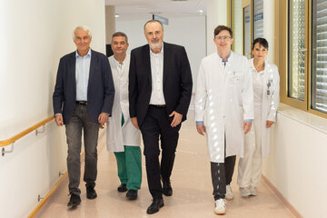 Univ.-Prof. Dr. Stephan Kriwanek (medizinischer GF Gesundheit Burgenland), Prim. Andreas Ochsenhofer (Abteilungsleiter Innere Medizin I – Kardiologie und Nephrologie, Klinik Oberwart), Landeshauptmann Hans Peter Doskozil, Prim. Wolfgang Dietl (Leiter Herzchirurgie, Klinik Oberwart) und Priv.-Doz.in OÄ Dr.in Veronika Matzi (ärztliche Direktorin, Klinik Oberwart) (v.l.).