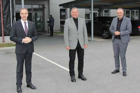 Wirtschaftslandesrat Dr. Leonhard Schneemann, Wirtschaftsagentur Geschäftsführer Mag. Harald Zagiczek, Landeshauptmann Hans Peter Doskozil, Mag. Ralph Hofmann, Steuerberater und Mitgesellschafter, Dipl.-HTL- Ing. Manfred Strodl, Hauptgesellschafter und alleinige Käufer der Immobilie, DI Thomas Moser und Daniel Gärtner, MBA, Zukünftige Geschäftsführer.