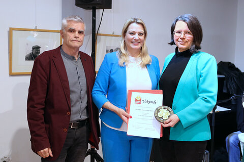 Goldenes Kleeblatt 2022 – Jugendlandesrätin Daniela Winkler und Jugendanwalt Christian Reumann mit der ersten Preisträgerin, Birgit Hofmann-Neuhold aus Oberschützen