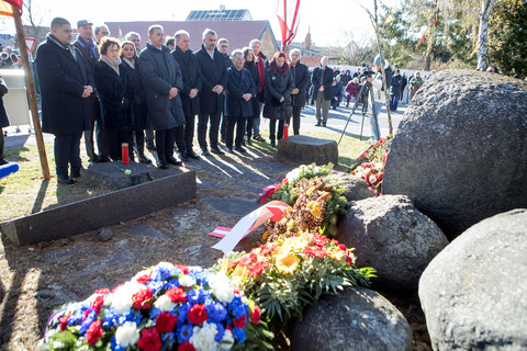 Landesrat Mag. Heinrich Dorner (7.v.r.) sowie Politikerinnen und Politiker und weitere Ehrengäste bei der Gedenkfeier für Roma und Sinti in Lackenbach.