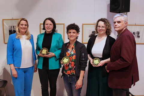 Goldenes Kleeblatt 2022 – Jugendlandesrätin Daniela Winkler und Jugendanwalt Christian Reumann mit den drei Hauptpreisträgerinnen. V.l.: LRin Daniela Winkler, Birgit Hofmann-Neuhold aus Oberschützen (1. Preis), Lisa Bolyos aus Nikitsch (3. Preis), Stephanie Wimmer aus Korneuburg (2. Preis), Jugendanwalt Christian Reumann