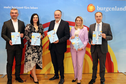 Landesrat Heinrich Dorner, LH-Stellvertreterin Astrid Eisenkopf, LH Hans Peter Doskozil, Landesrätin Daniela Winkler und Landesrat Leonhard Schneemann bei der Präsentation des dritten Rechenschaftsberichtes der Burgenländischen Landesregierung