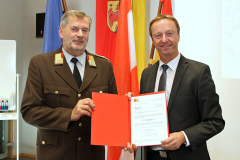 Landeshauptmannstellvertreter Johann Tschürtz mit dem neuen alten Landesfeuerwehrkommandanten LBD Ing. Alois Kögl