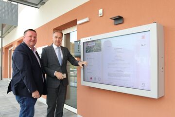 Landesrat Leonhard Schneemann und Landtagsabgeordneter Roman Kainrath stellten die digitale Amtstafel vor.