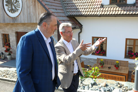 Landeshauptmann Hans Peter Doskozil mit Hotelier Josef Puchas