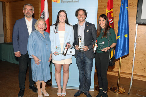 Sportlandesrat Heinrich Dorner, Sportunion Burgenland-Präsidentin Karin Ofner, Lena Grabwoski, Patrick Oberroither und Lena Sebauer von der Schwimmunion Neusiedl am See.