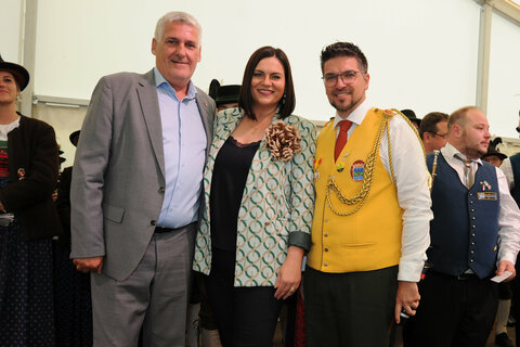 Landeshauptmann-Stellvertreterin Mag.a Astrid Eisenkopf und Bürgermeister Mag. Gerold Stagl gratulierten dem Obmann des MV Rust, Ing. Günter Amon, M.Sc., zum Jubiläum des MV Rust