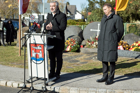 Landesrat Mag. Heinrich Dorner bei seiner Rede beim Mahnmal in Lackenbach.