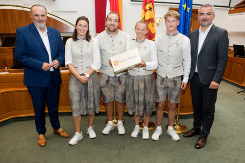 Landeshauptmann Hans Peter Doskozil (l.) und Sportlandesrat Heinrich Dorner (r.) mit Lorena Abicht, Valentin Bontus und Tanja Frank mit Segelpartner Lukas Haberl (v.l.) bei der Verabschiedung der Olympiateilnehmer Mitte Juli in Eisenstadt