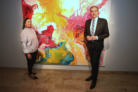 Landesrat Dr. Leonhard Schneemann mit Künstlerin Andrea Ochsenhofer