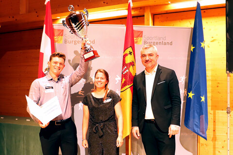 (v.r.n.l.: Landesrat Heinrich Dorner, Laura Farese, Matthäus Zöchling; Union Yacht Club Neusiedler See (Pokal in Gold, Kategorie: Mannschaften)