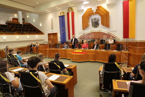 Landesrat Mag. Heinrich Dorner stand den interessierten Schülerinnen und Schülern Rede und Antwort