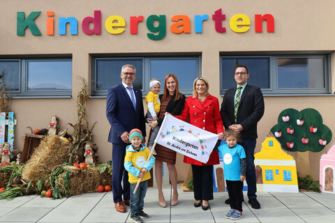 Bürgermeister DI (FH) Andreas Sattler, Sabine Lendway (KiGa Leitung), Bildungslandesrätin Mag.a (FH) Daniela Winkler, Vize-Bürgermeister Michael Schmidt und Kinder aus St. Andrä am Zicksee bei der Eröffnung des neuen Kindergartens der Marktgemeinde St. Andrä am Zicksee