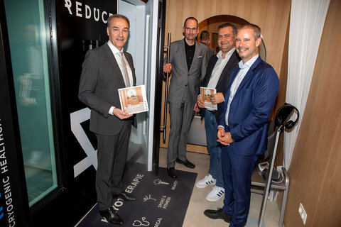 Landesrat Dr. Leonhard Schneemann, Dr. Franz Niederl, Ärztlicher Leiter des Reduce Gesundheitsresort Bad Tatzmannsdorf, Bürgermeister Stefan Laimer und Vorstandsdirektor Mag. Andreas Leitner (Reduce Gesundheitsresort Bad Tatzmannsdorf) (v.l.) besichtigten die neue Kältekammer.