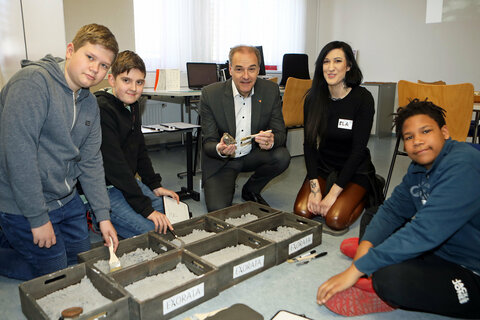 Landesrat Dr. Leonhard Schneemann probierte die Berufe bei den Stationen selbst aus.