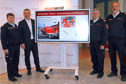Landesfeuerwehrkommandant-Stellvertreter LBDS Harald Nakovich, Feuerwehrreferent Landesrat Mag. Heinrich Dorner, Landesfeuerwehrkommandant LBD Ing. Franz Kropf und Landesfeuerwehrkommandant-Stellvertreter LBDS Martin Reidl präsentierten die weiteren Phasen des Katastrophenschutz-Konzeptes.