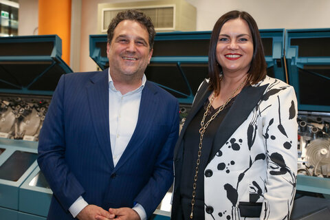 Landeshauptmann-Stellvertreterin Astrid Eisenkopf und Matthias Schroth, Direktor der Hauptabteilung für Bargeld, Beteiligungen und Interne Dienste im Rahmen eines Besuches in der OeNB, setzen sich für einen nachhaltigen Erhalt des Bargeldes und der Versorgung mit Bargeld ein