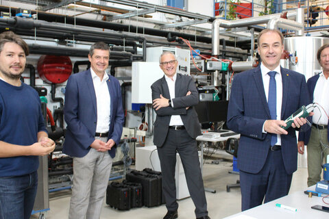 Landesrat Leonhard Schneemann mit Helmut Plank, Wissenschaftler an der FH Pinkafeld (l.), FH Burgenland-Geschäftsführer Georg Pehm (3. v. l.), Bürgermeister Kurt Maczek (r.) und HTL Pinkafeld-Direktor Wilfried Lercher, (2. v .l).