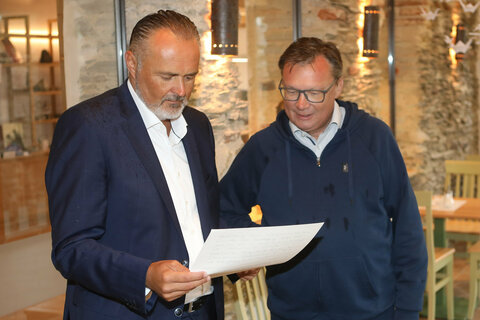 Landeshauptmann Hans Peter Doskozil und Burgkoordinator Norbert Darabos sahen sich die Urkunde an