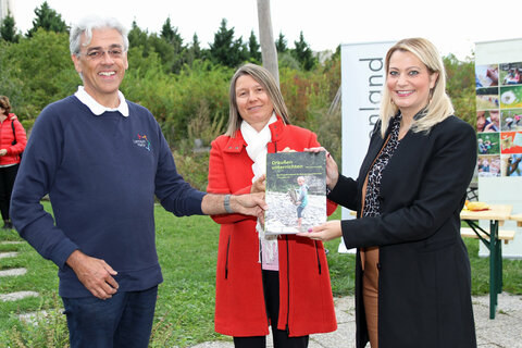 Mag. Dr. Robert Nehfort (Leiter des Kompetenzzentrums Bildung für nachhaltige Entwicklung an der PH Burgenland) mit Mag. Dr. Sabine Weisz (Rektorin PH Burgenland) und Bildungslandesrätin Mag. (FH) Daniela Winkler