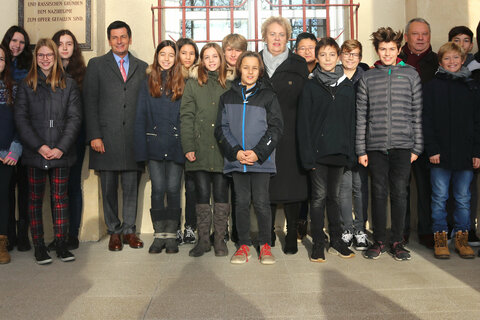 Die Klasse 3c des BORG Kurzwiese Eisenstadt - hier mit Chorleiterin Karin Tinhof, den Landtagspräsidenten Verena Dunst, Rudolf Strommer und Ilse Benkö sowie mit Landesrat Christian Illedits sorgte für den musikalischen Rahmen.