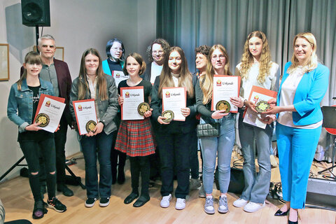 Gruppenbild mit allen anwesenden Preisträgerinnen des Literaturwettbewerbs „Goldenes Kleeblatt gegen Gewalt 2022“. V.l.: Anna Steiner (Jugendpreisträgerin), Jugendanwalt Christian Reumann, Michelle Bauer, 1. Preisträgerin Birgit Hofmann-Neuhold (hinten), Lea Panzirsch (Jugendpreisträgerin), 2. Preisträgerin Stephanie Wimmer (hinten), Elisabeth Toth (Jugendpreisträgerin), 3. Preisträgerin Lisa Bolyos (hinten), Leonie Strohmayer (Jugendpreisträgerin), Rosa Wendt (Jugendpreisträgerin), LRin Mag.a (FH) Daniela Winkler