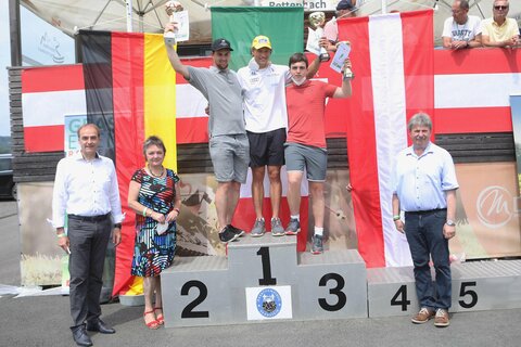 Landesrat Dr. Leonhard Schneemann, Bürgermeisterin Renate Habetler und Vizebürgermeister Wilhelm Böhm (v.l.) mit den Siegern des Herren-Salaloms: Marcel Knapp (Silber, Deutschland), Filippo Zamboni (Gold, Italien) und Leopold Schön (Bronze, Österreich).